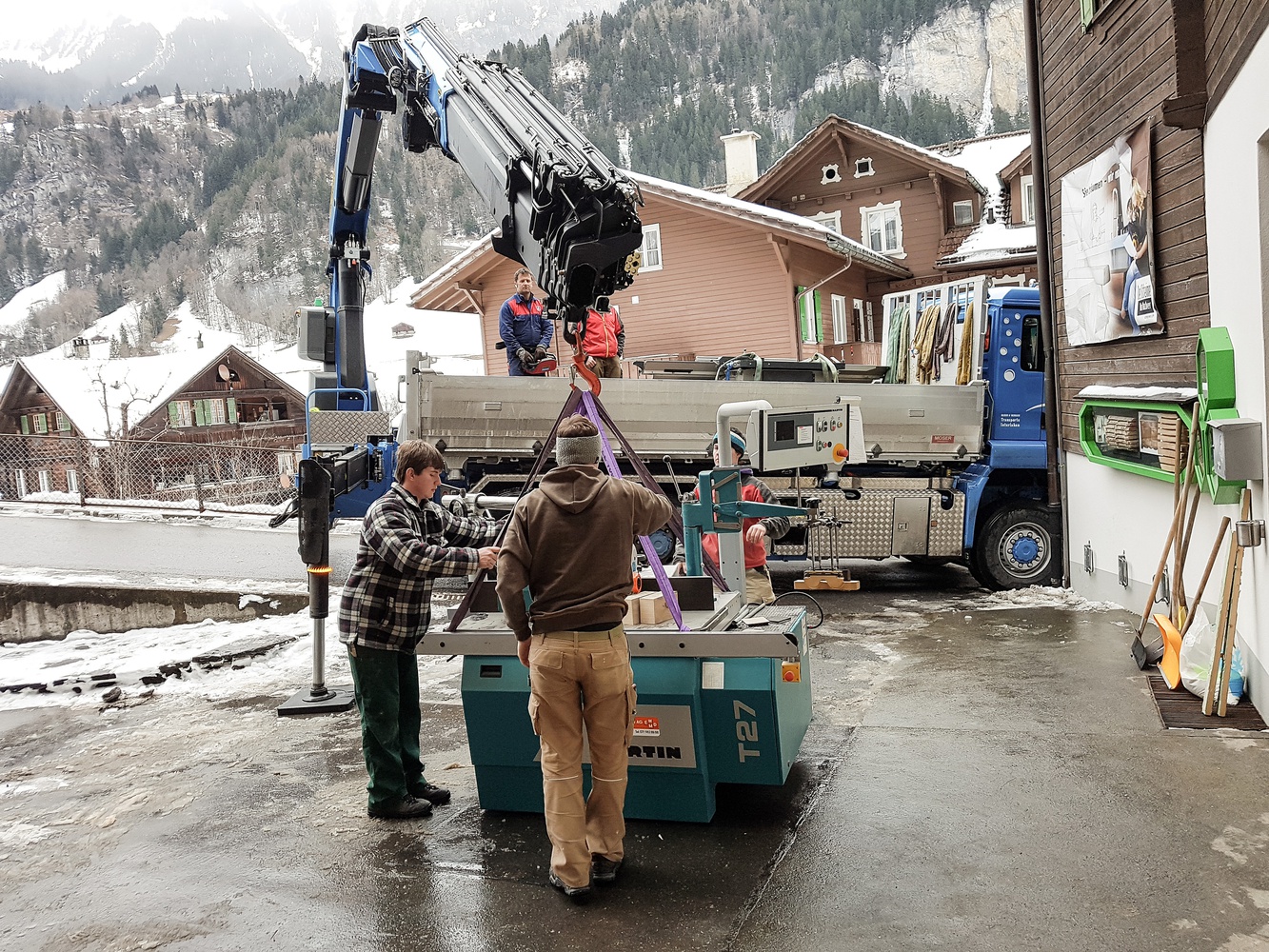 Beim Schreinerunternehmen Raffainer AG werden die letzten Maschinen verladen und in die neue Werkstätte in Lauterbrunnen transportiert.